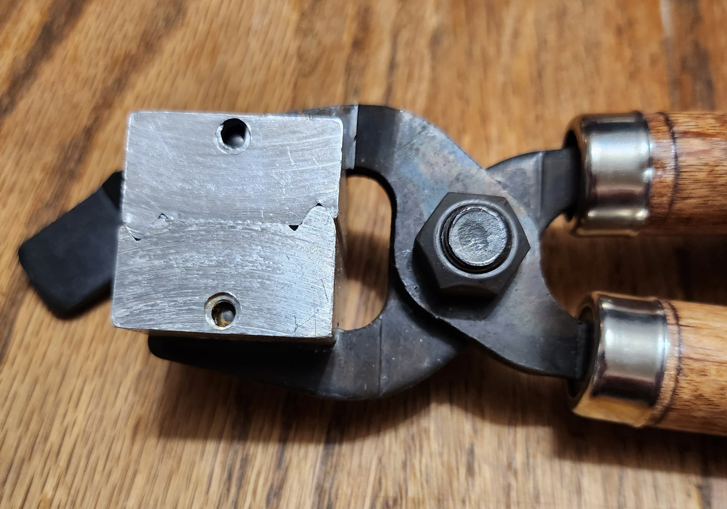 Lee Single Cavity 220gr round nose 33 caliber bullet mold with handles